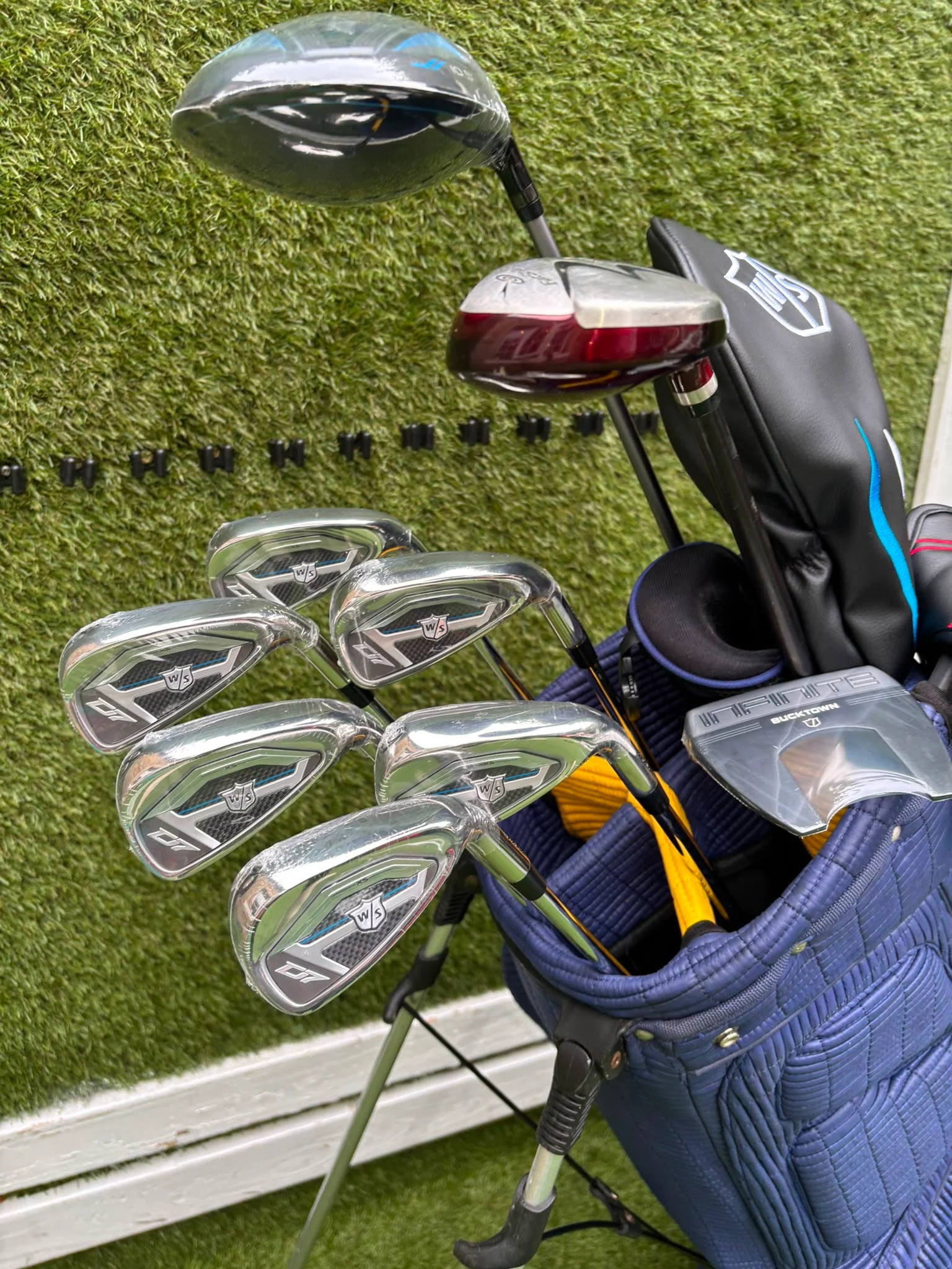 Brand New Wilson Staff D7 XS Golf Set, Brand New Driver & Irons, Brand New Infinite Bucktown Putter, Premium OUUL Stand Bag - Image 5