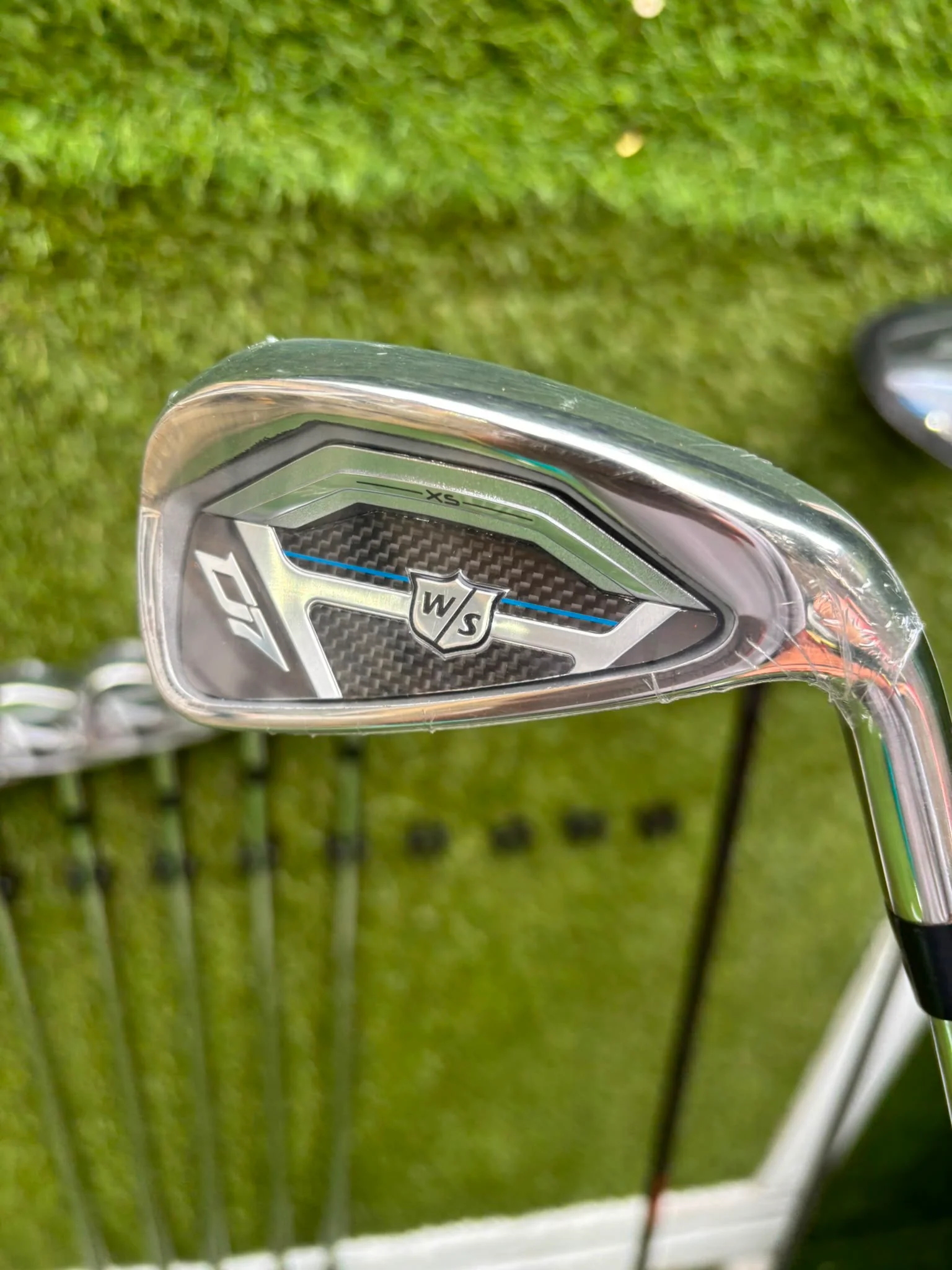 Brand New Wilson Staff D7 XS Golf Set, Brand New Driver & Irons, Brand New Infinite Bucktown Putter, Premium OUUL Stand Bag - Image 9