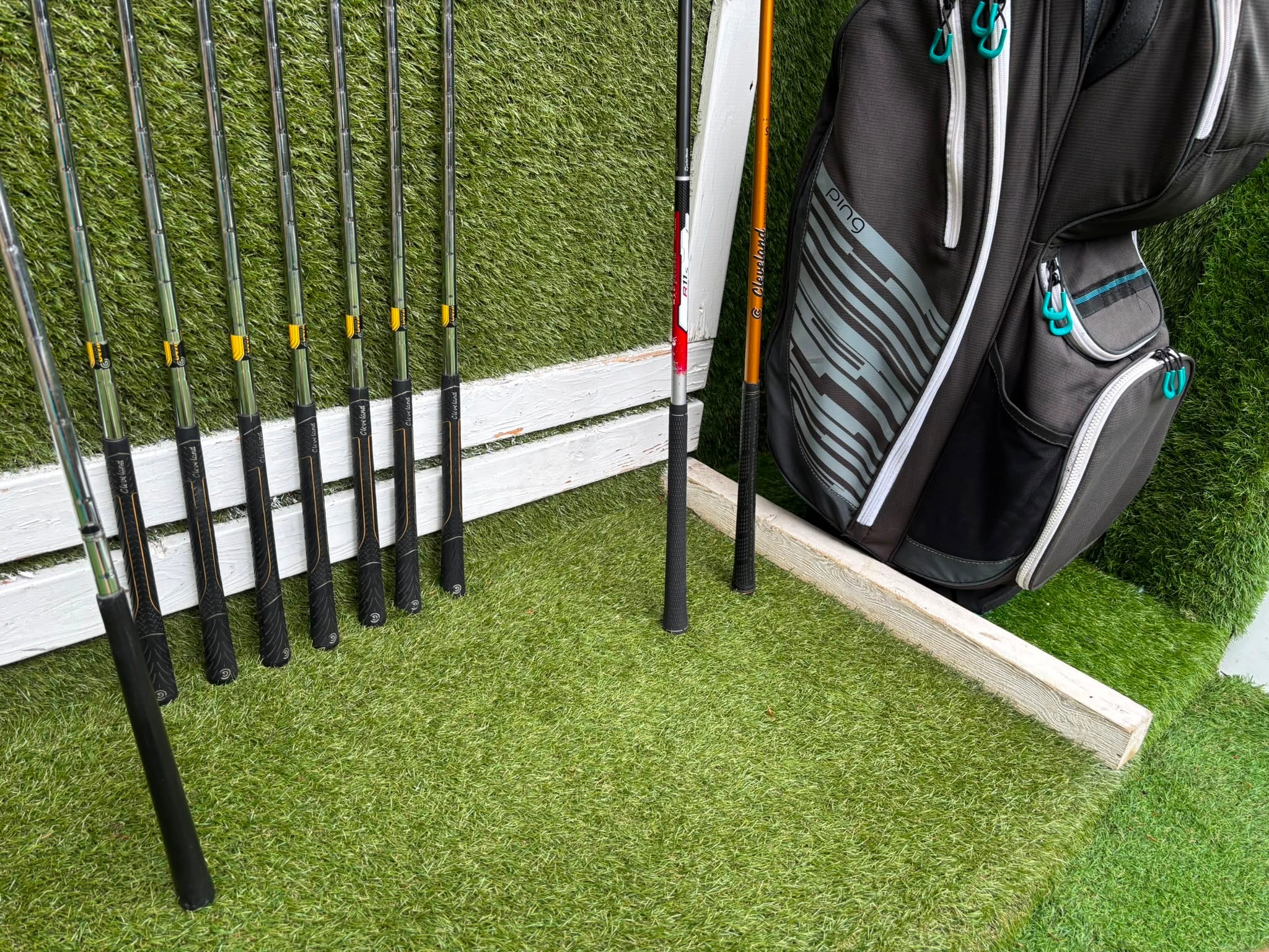 Cleveland CG7 Tour Irons, TaylorMade R9 Hybrid, Cleveland Launcher Driver & Ping Bag - Image 12