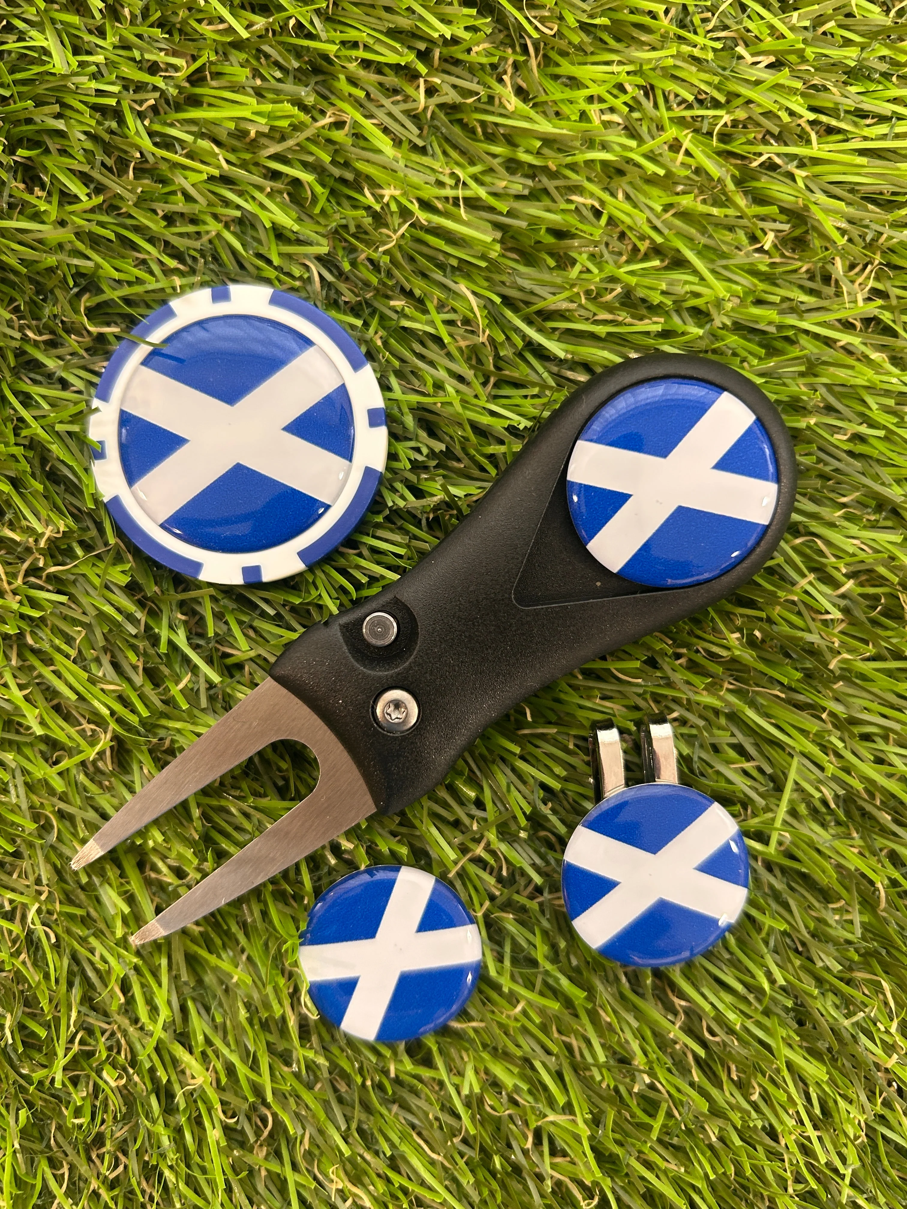 Flags of the World Plastic Pitchfork 3 Flag markers and poker chip - Image 3