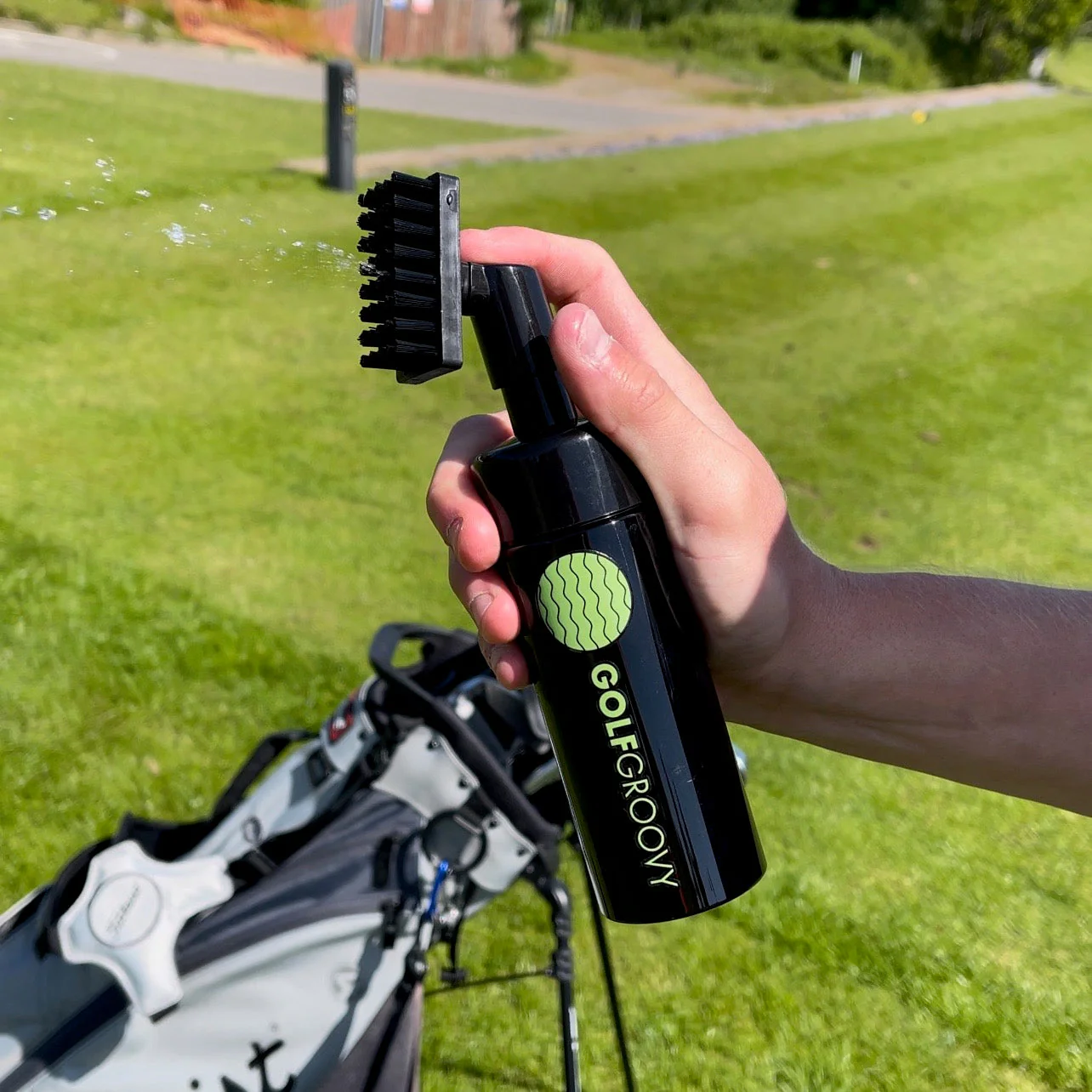 Magnetic Golf Club Cleaning Bundle with Brush & Clip - Image 2