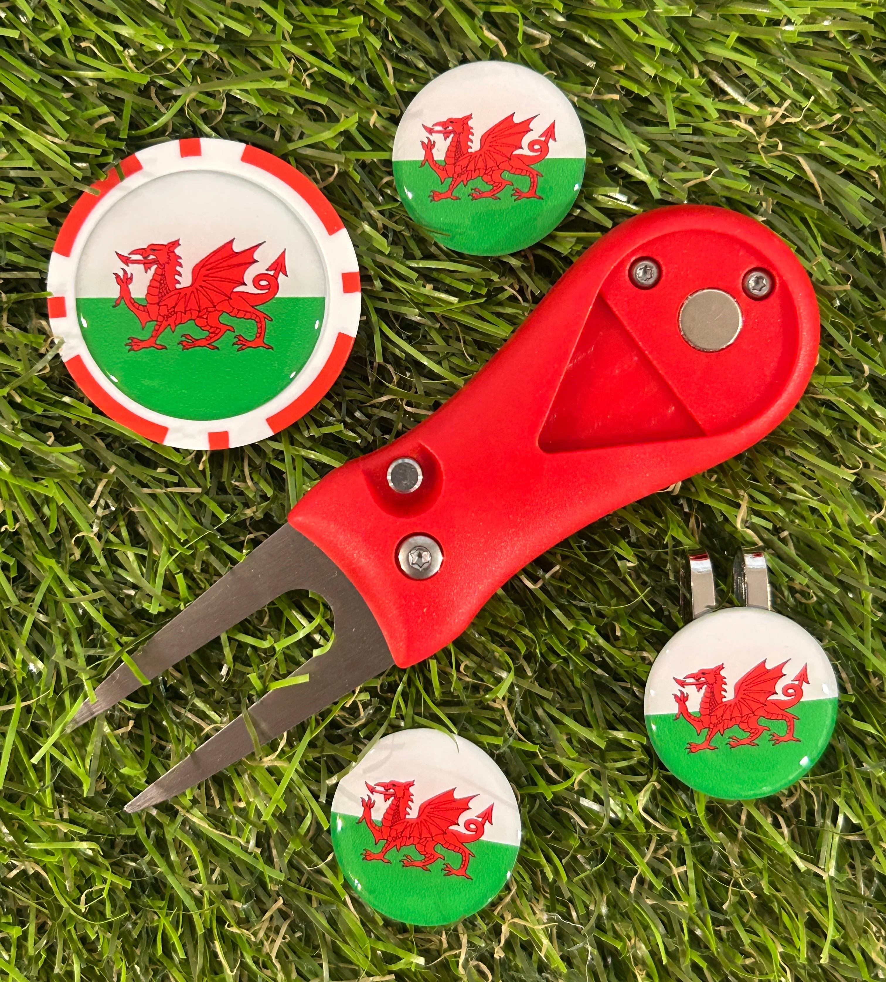 Magnetic Golf Pitchfork with 3 Welsh Flag Ball Markers & Poker Chip - Image 2