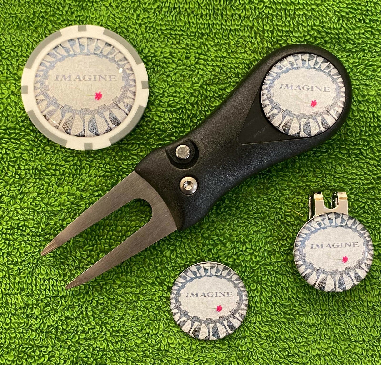 Magnetic Golf Hat Clip with 3 Beatles Ball Markers & Poker Chip