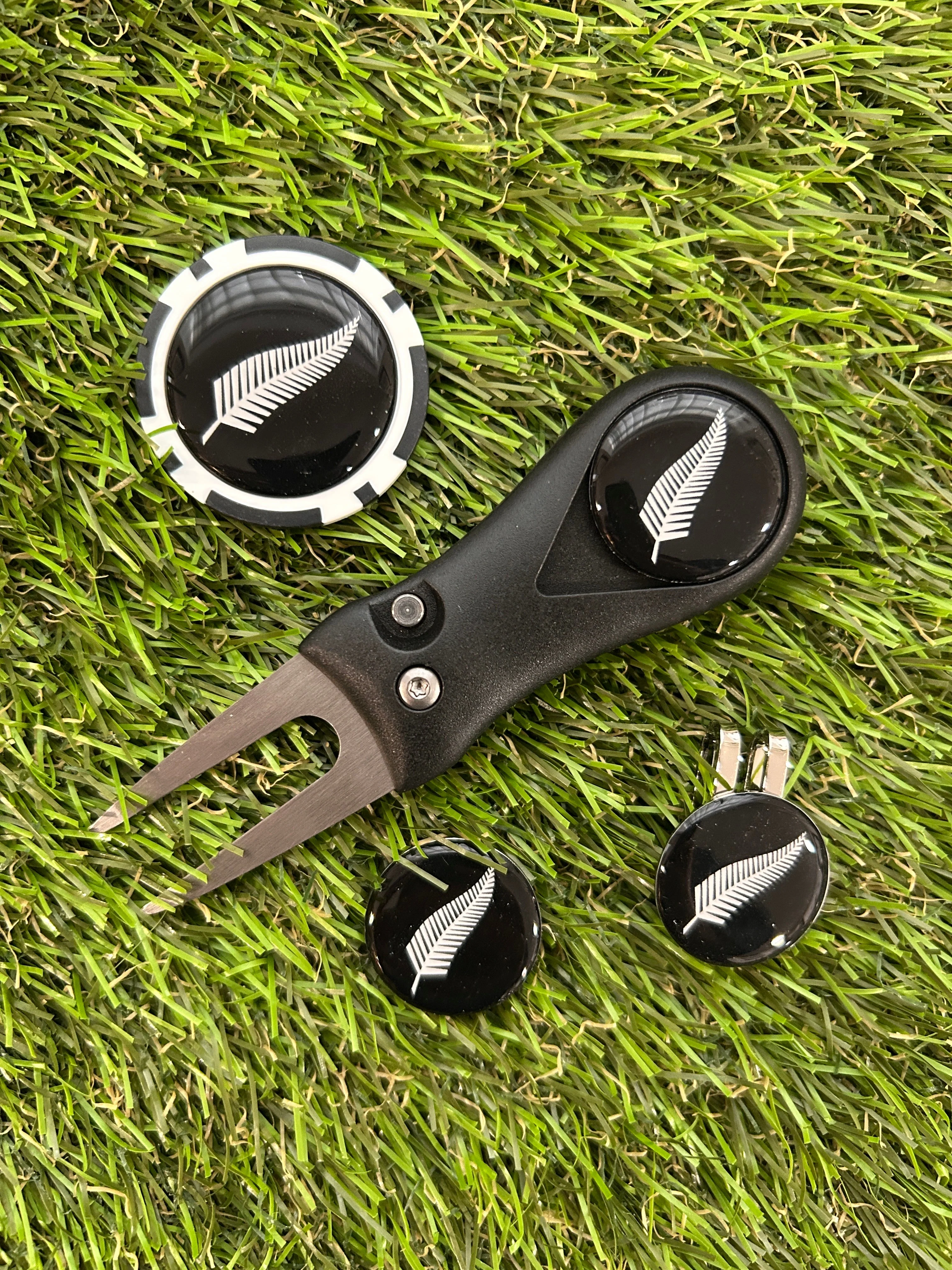 New Zealand Golf plastic Pitchfork Magnetic Hat Clip With 3 Markers And Poker chip