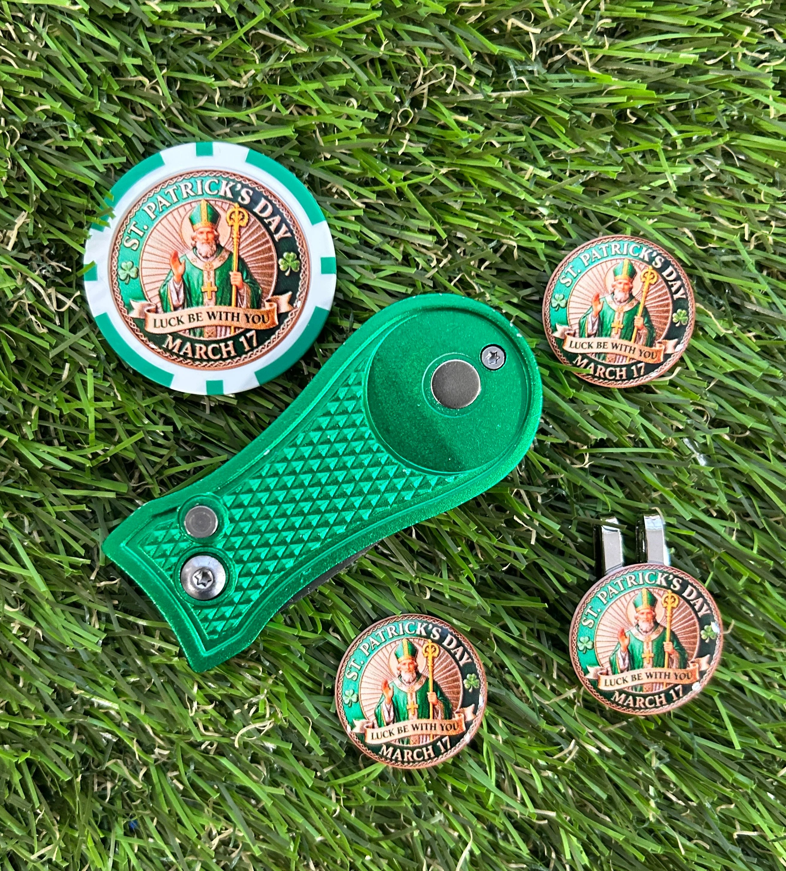 St Patrick’s Day Golf ball marker with metal pitchfork and poker chip - Image 2